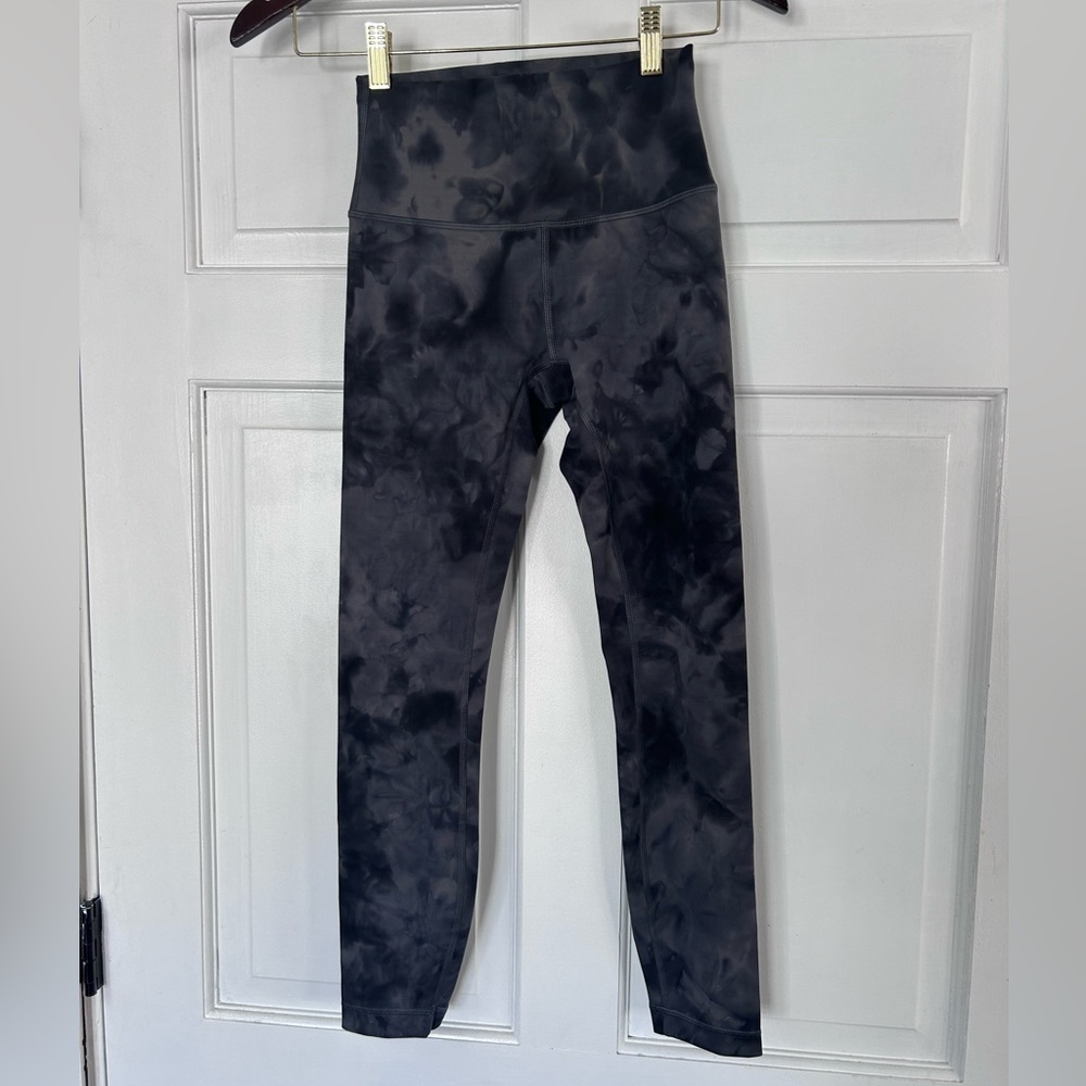 Lululemon aligns gray & black tie dye